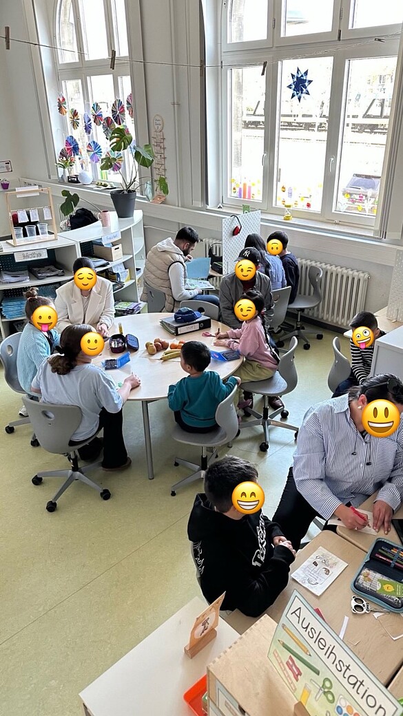 Bild mit Kindern und Eltern beim Eltern-Kind-Nachmittag