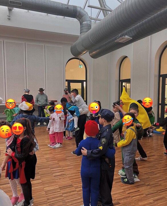 verkleidete Kinder beim Faschingsfest