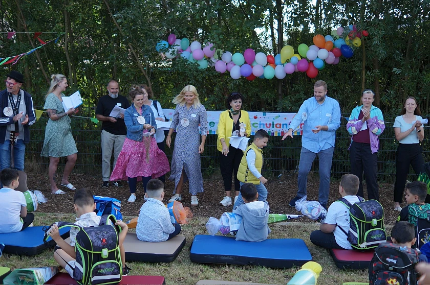 Bild von der Einweihungsfeier mit Mitarbeitenden und Kindern
