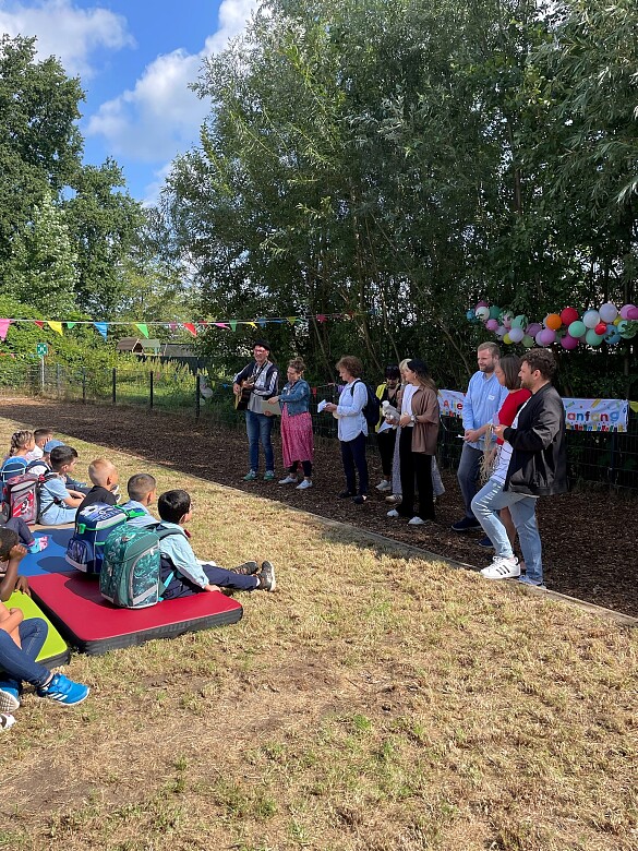 Bild von der Einweihungsfeier mit Mitarbeitenden und Kindern