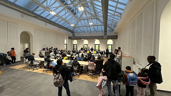 die Mensa mit Eltern und Kindern während der Einschulungsfeier