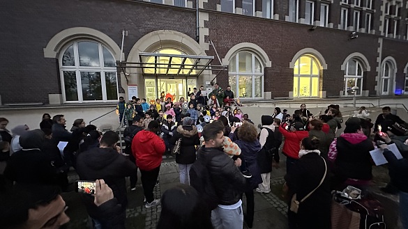 Kinder und Eltern beim Singn vor dem Laternelaufen