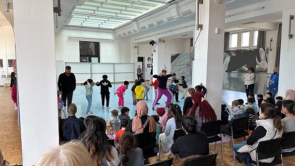 Kinder bei der Tanzaufführung