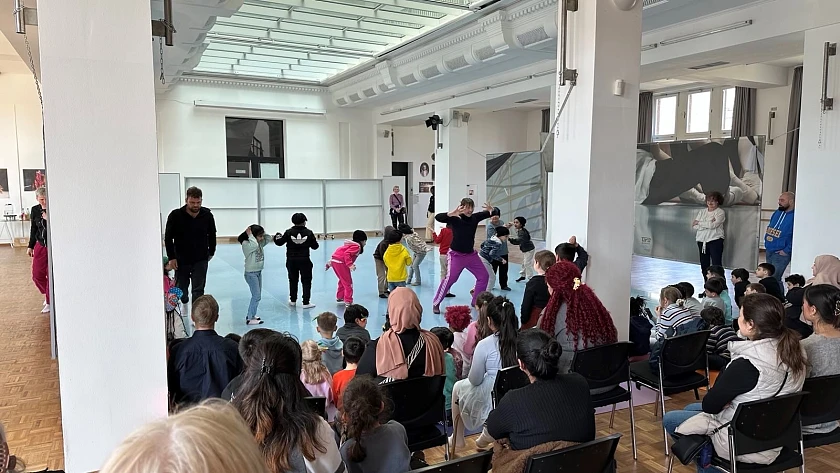 Kinder bei der Tanzaufführung