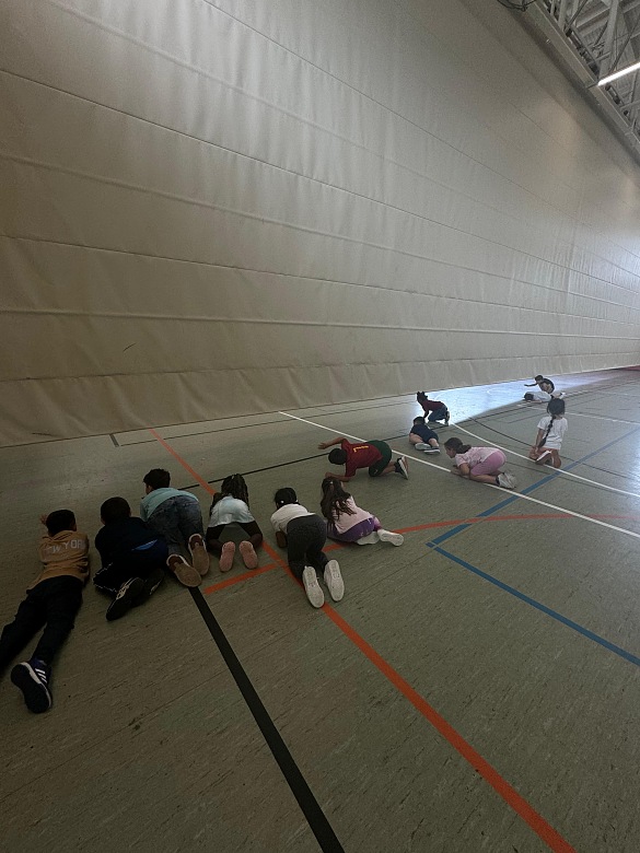 Kinder in der Turnhalle