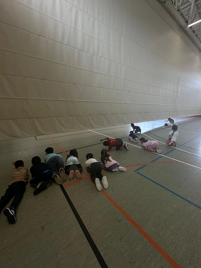 Kinder in der Turnhalle
